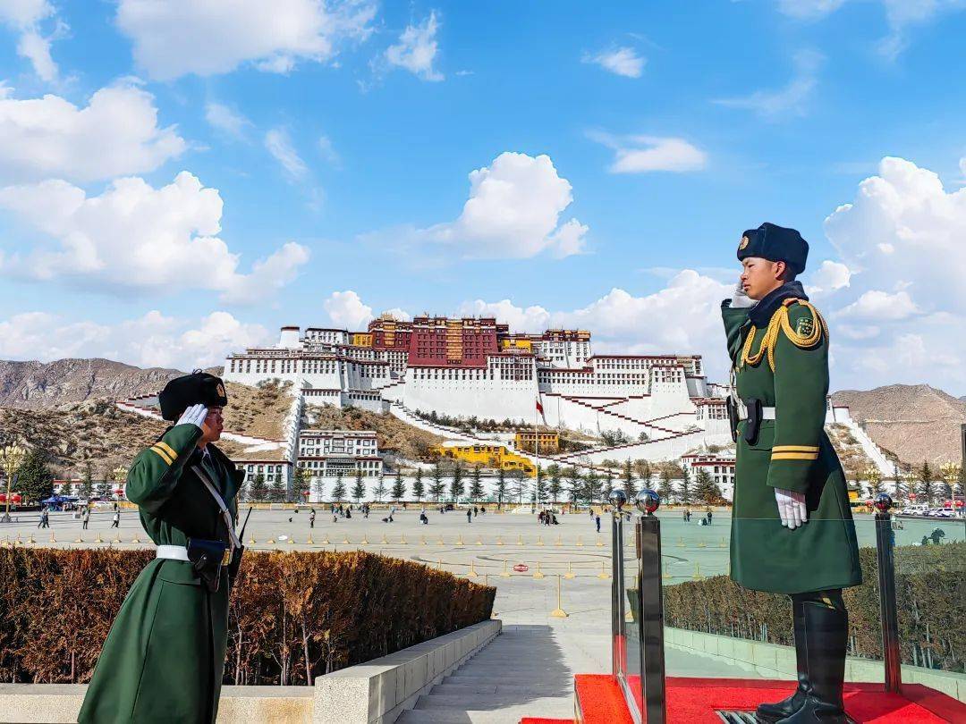 武警西藏总队拉萨支队战士在布达拉宫广场前换哨武警北京总队执勤第三
