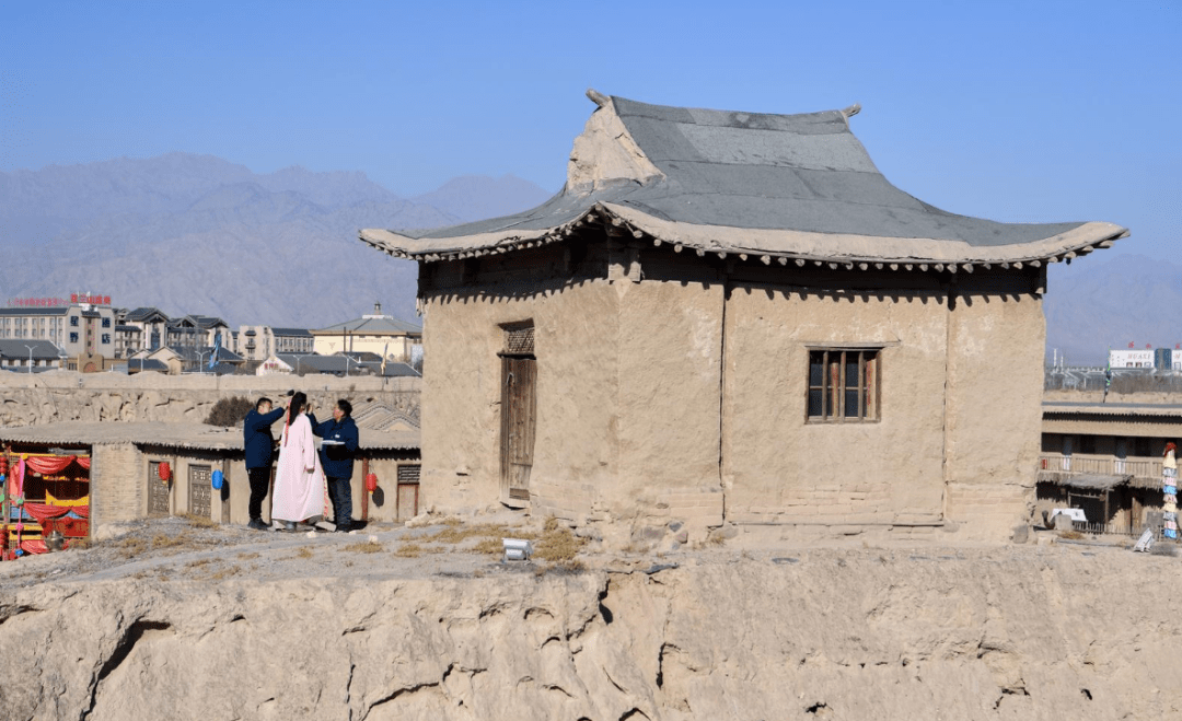 20世纪80年代,张贤亮将镇北堡介绍给电影界后,国内外剧组陆续来此取景