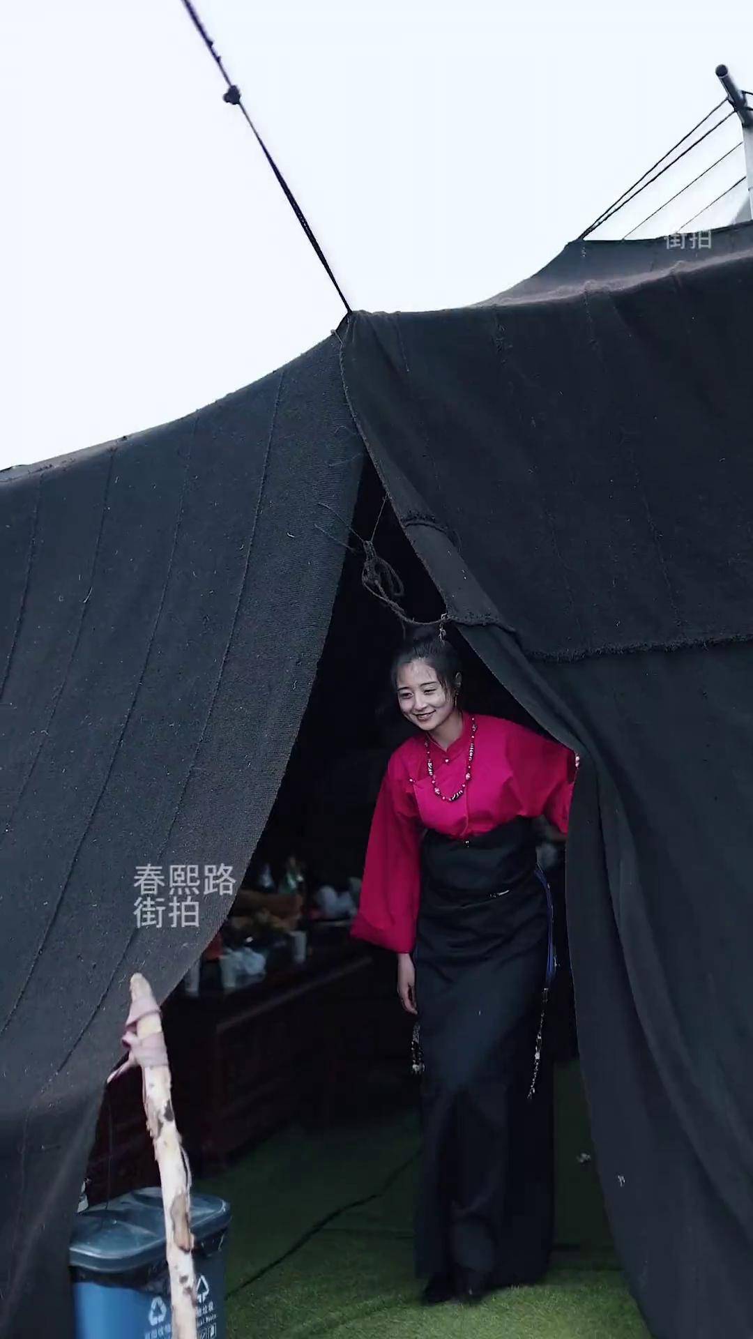 黑帐篷的藏族小姐姐 希望这个月多挖点虫草