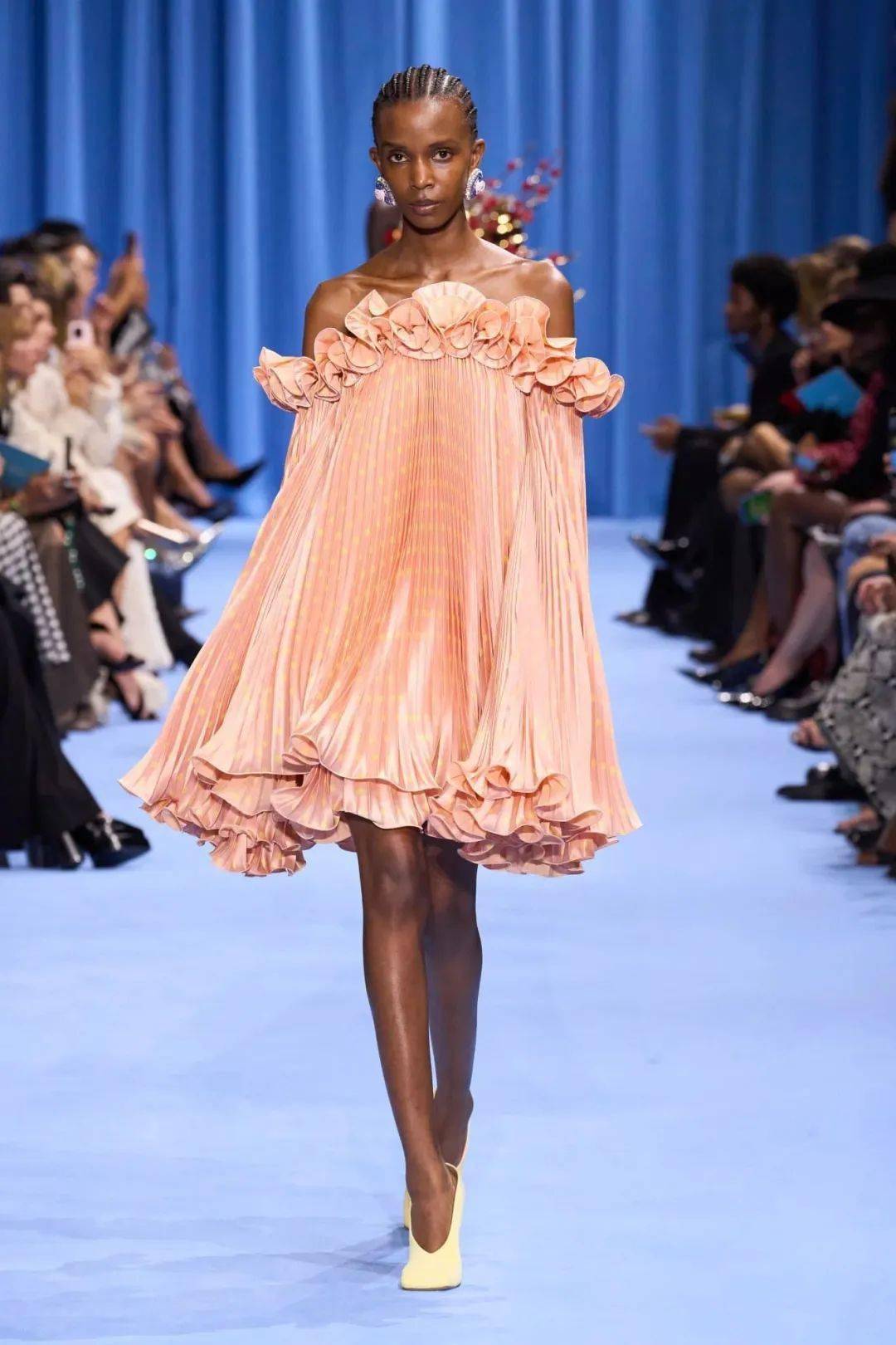 桃色_色调_连衣裙