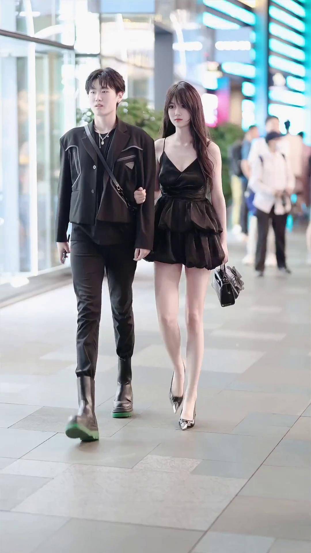 这是你羡慕的爱情吗?最美情侣大长腿好看的小姐姐街拍