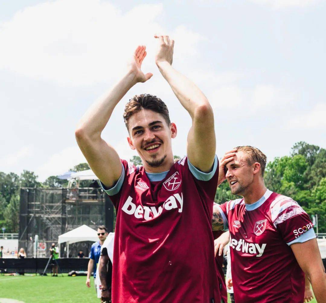 《哈利·波特》里的小伏地魔成为足球运动员了!