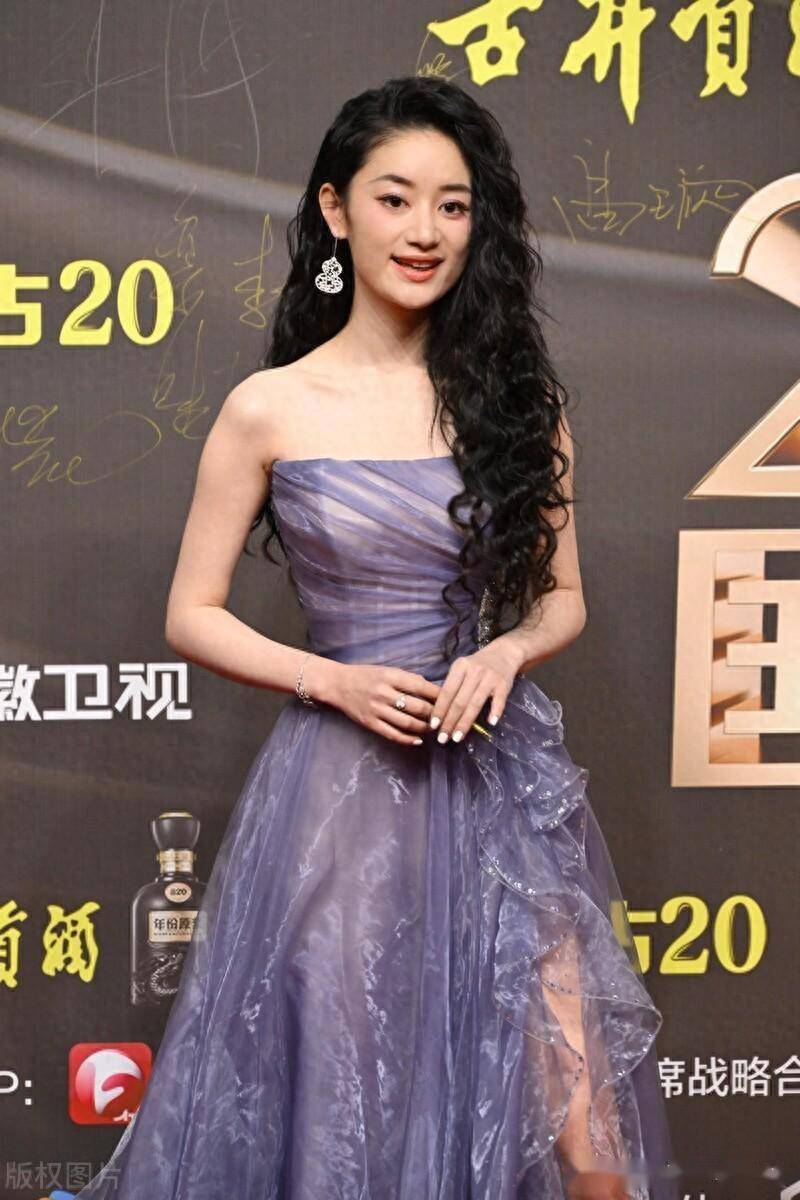 郭晓婷出席2023国剧盛典红毯