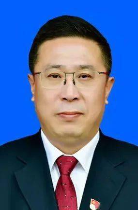宣读市委决定:刘大鹏同志任交城县委委员,常委,副书记,提名为县长候选