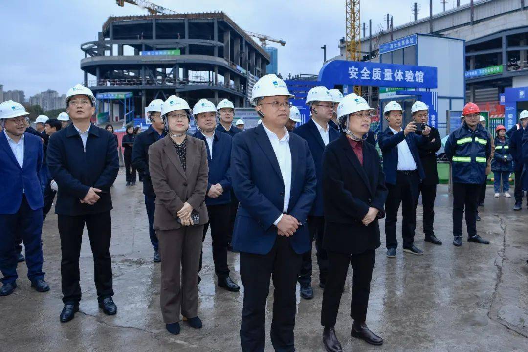 绍兴市发改委主任何坚刚,我市领导裘建勇,潘超英,孙海荣,柴理明,新昌