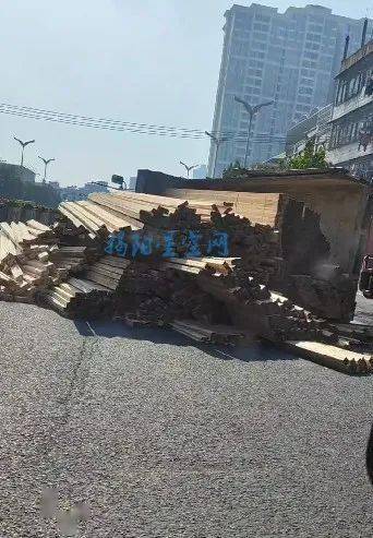 揭东金新路大货车不慎侧翻,车上木柴散落一地_车辆_揭阳_视频