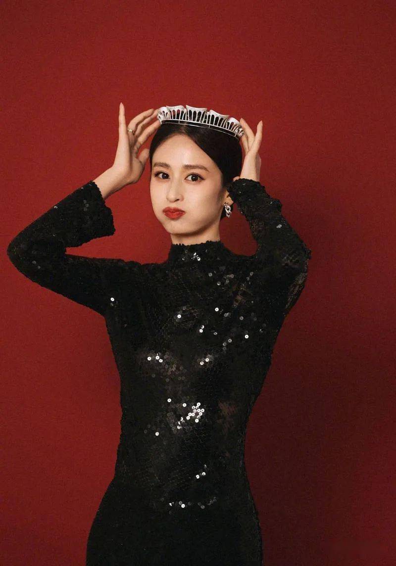 颖儿一袭黑裙 戴王冠嘟嘴卖萌娇俏可人_照片_生日_来源