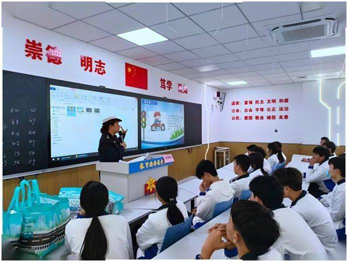 文明交通 你我同行——林百欣科技中专举行交通安全文明教育专题讲座