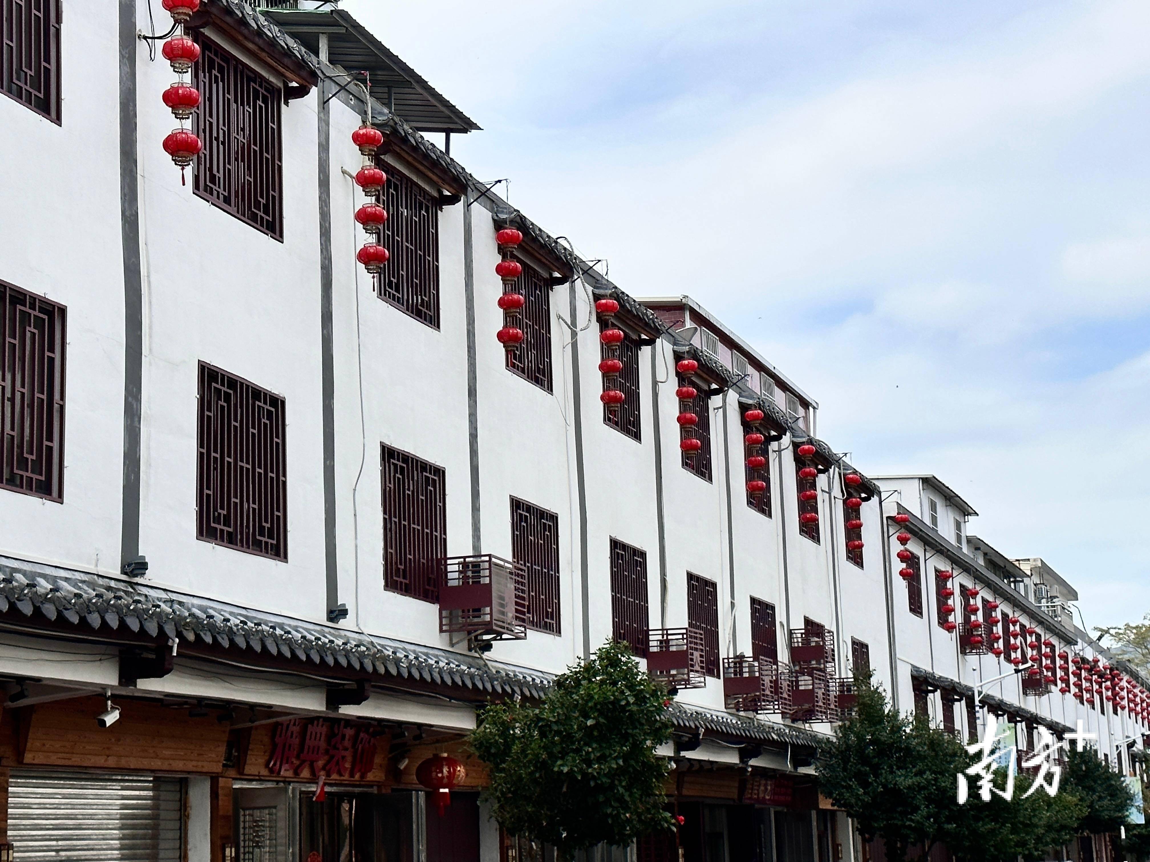 告别"蜘蛛网"!凤凰镇开展"三线"整治行动,安全颜值双提升