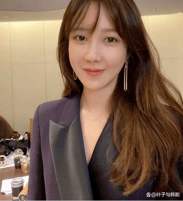 就是剧中很多服饰都是李智雅自带的,比如第一集中秀莲穿的粉红色高定