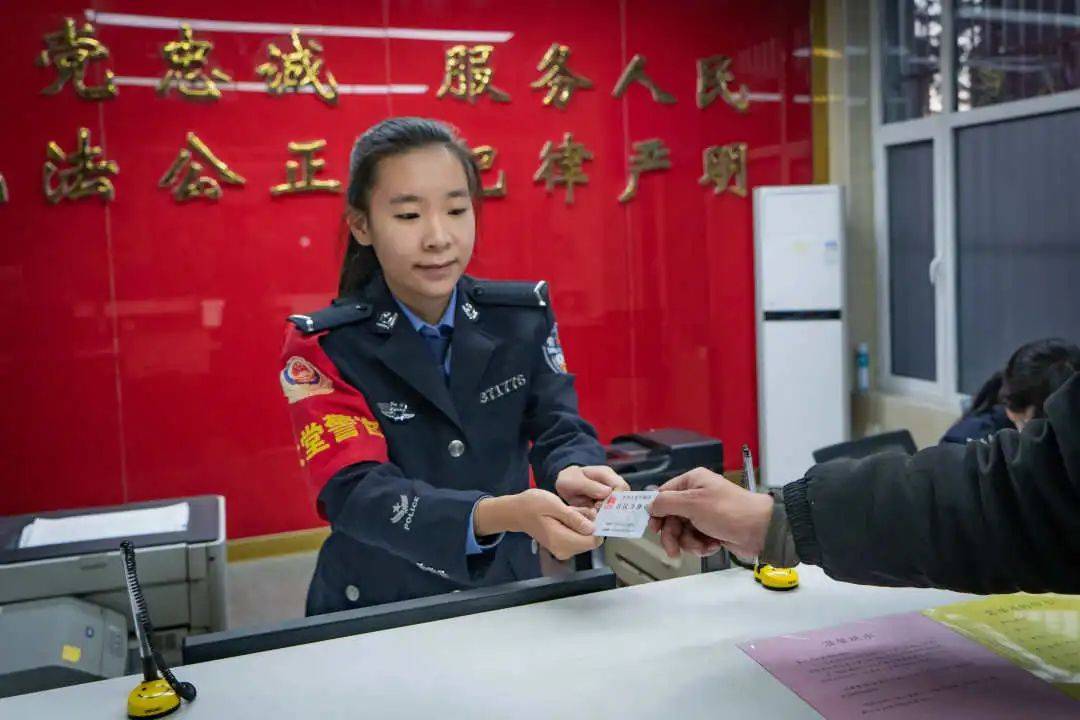 社區民警時刻關注上年紀,行動不便的群眾,為每名群眾發放警民聯繫卡