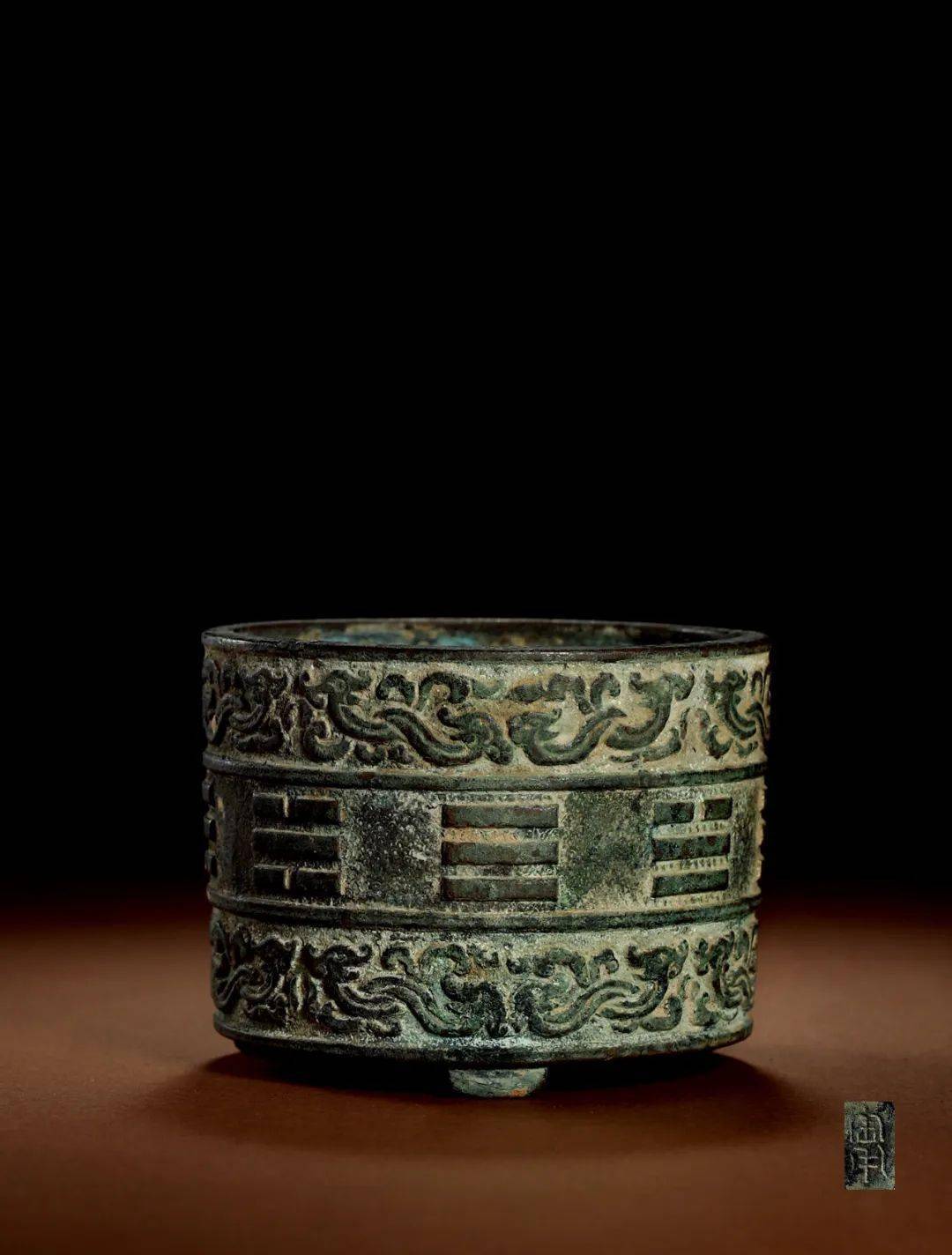 清 · 铜鱼籽地八卦龙纹筒式炉款识 :宝用高 :7.3cm 口径 :9.