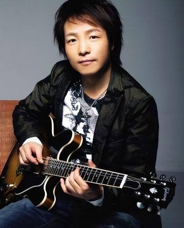 许巍55岁,"摇滚老炮"人到中年,近况曝光:前半生受抑郁症折磨,后半生只