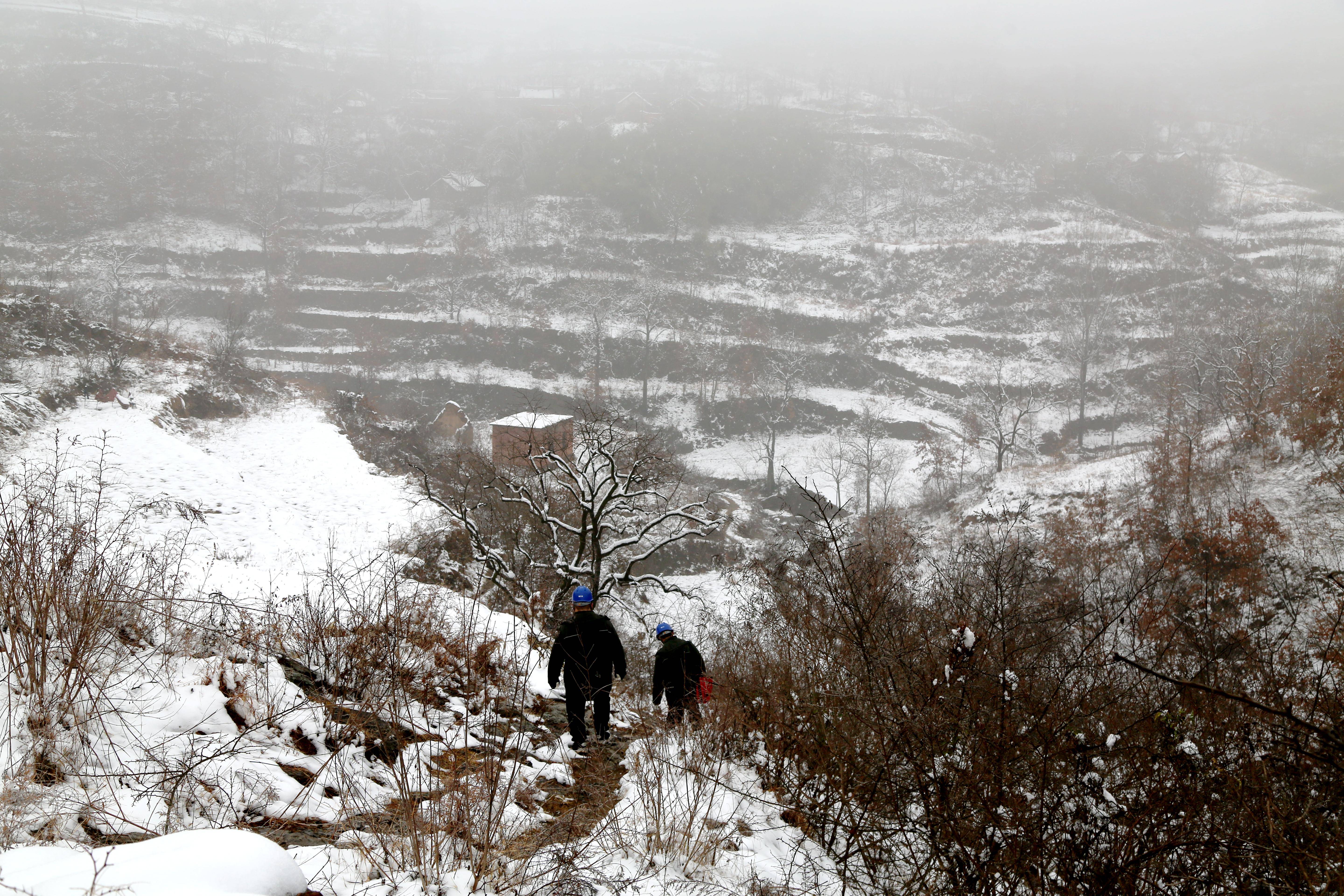 踏雪翻山探用電_馬松_常塬坤_老人