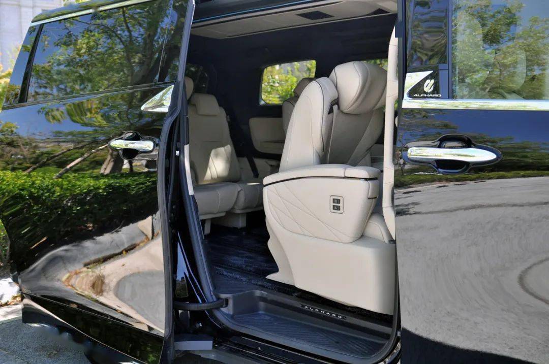 正因为臻享版第二排两个超豪华宽体ottoman座椅的存在,完全占据了车内