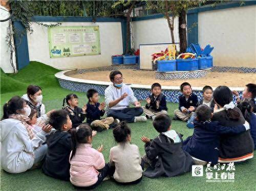 昆明市藝術學校70餘名學生到幼兒園當