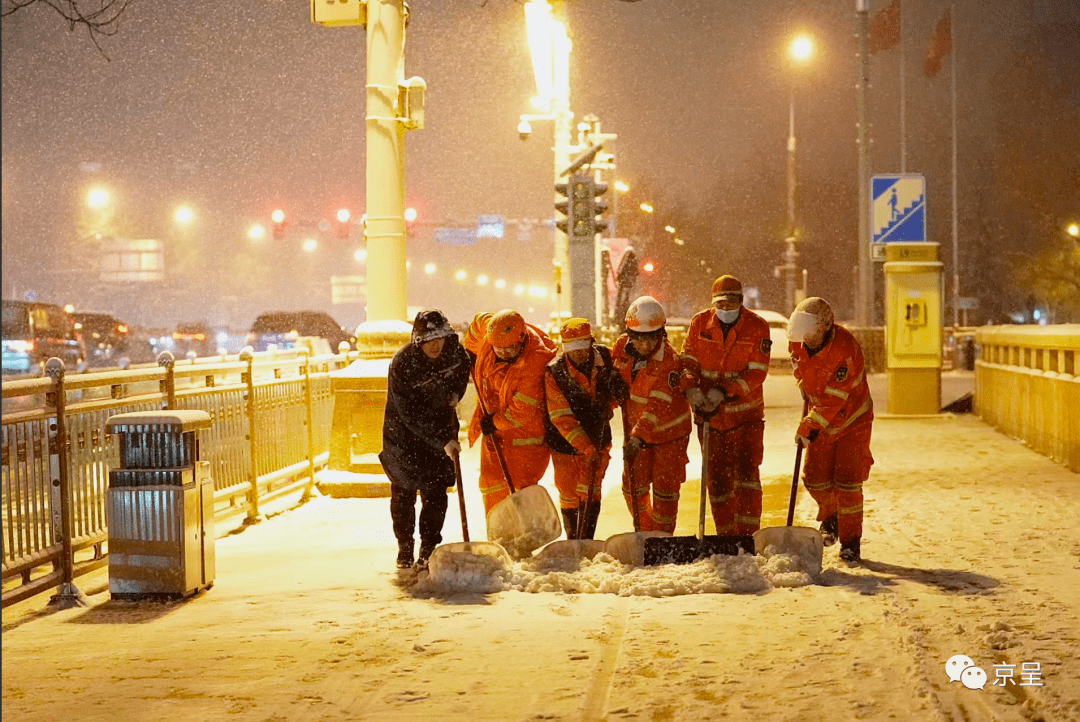 环卫工人扫雪大连图片