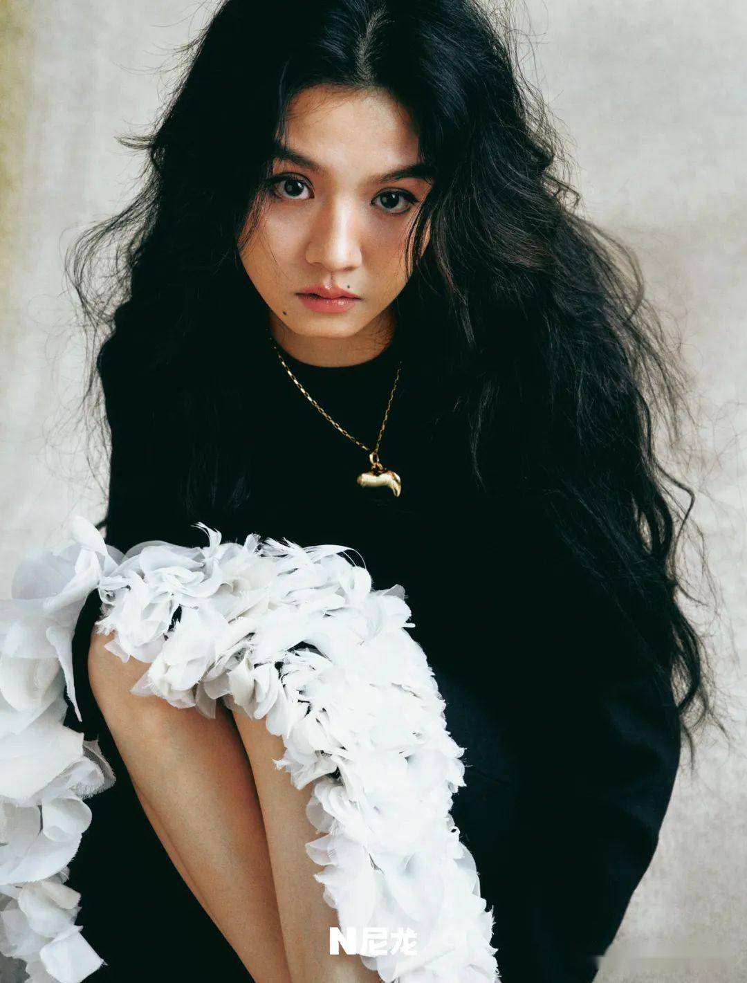 女星春夏《尼龙》12月刊封面,慵懒可爱造型展现鲜活灵动