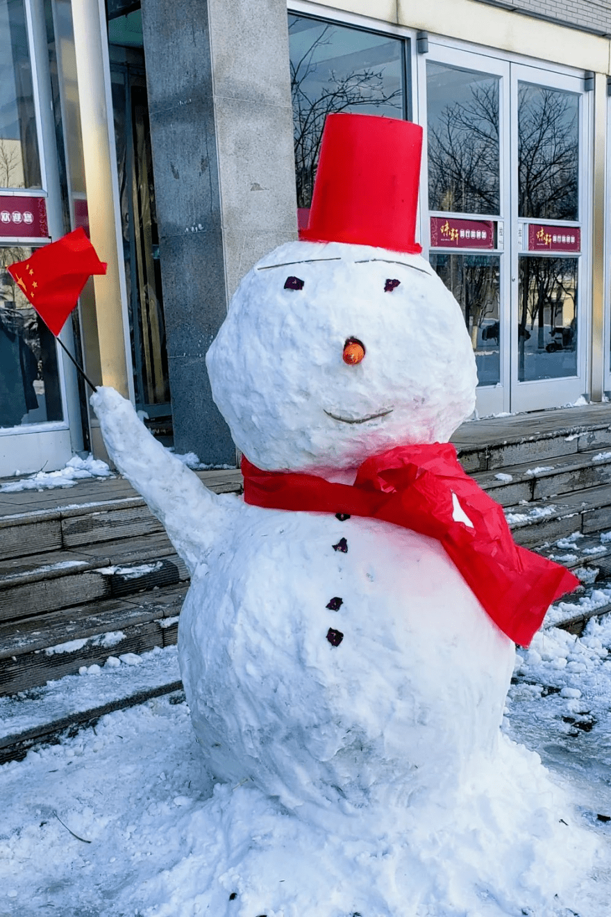 河南师范大学创造出许多别具一格的雪人作品让农大学子用无尽乐趣与