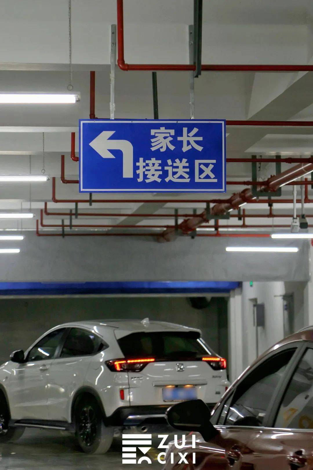 3点半左右停车场道闸打开接娃