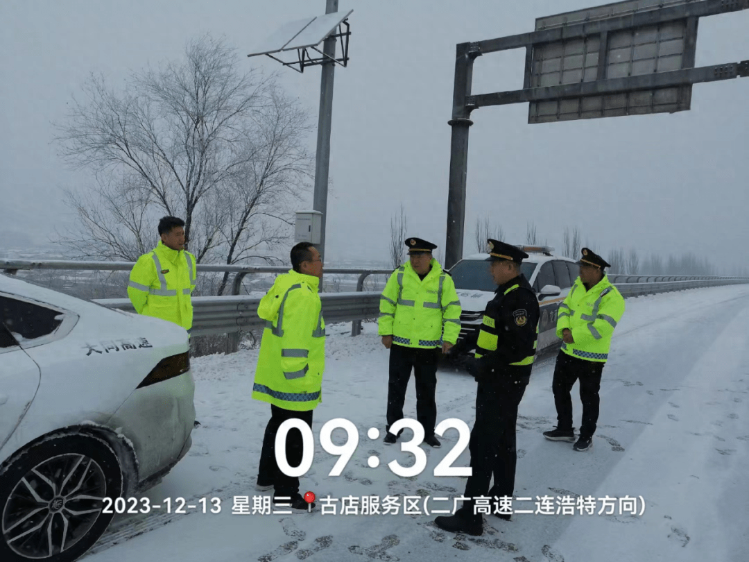 山西省高速公路綜合行政執法系統積極應對全省強降雪天氣_執法人員