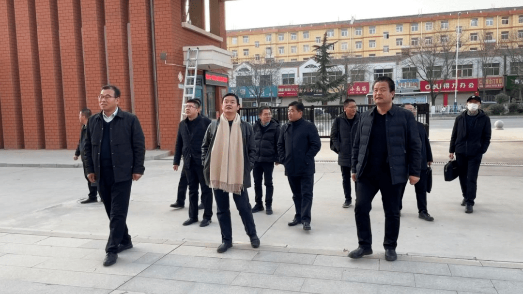 崇信县相关领导带领我校交流团,参观崇信一中各类教学,体艺,实验等