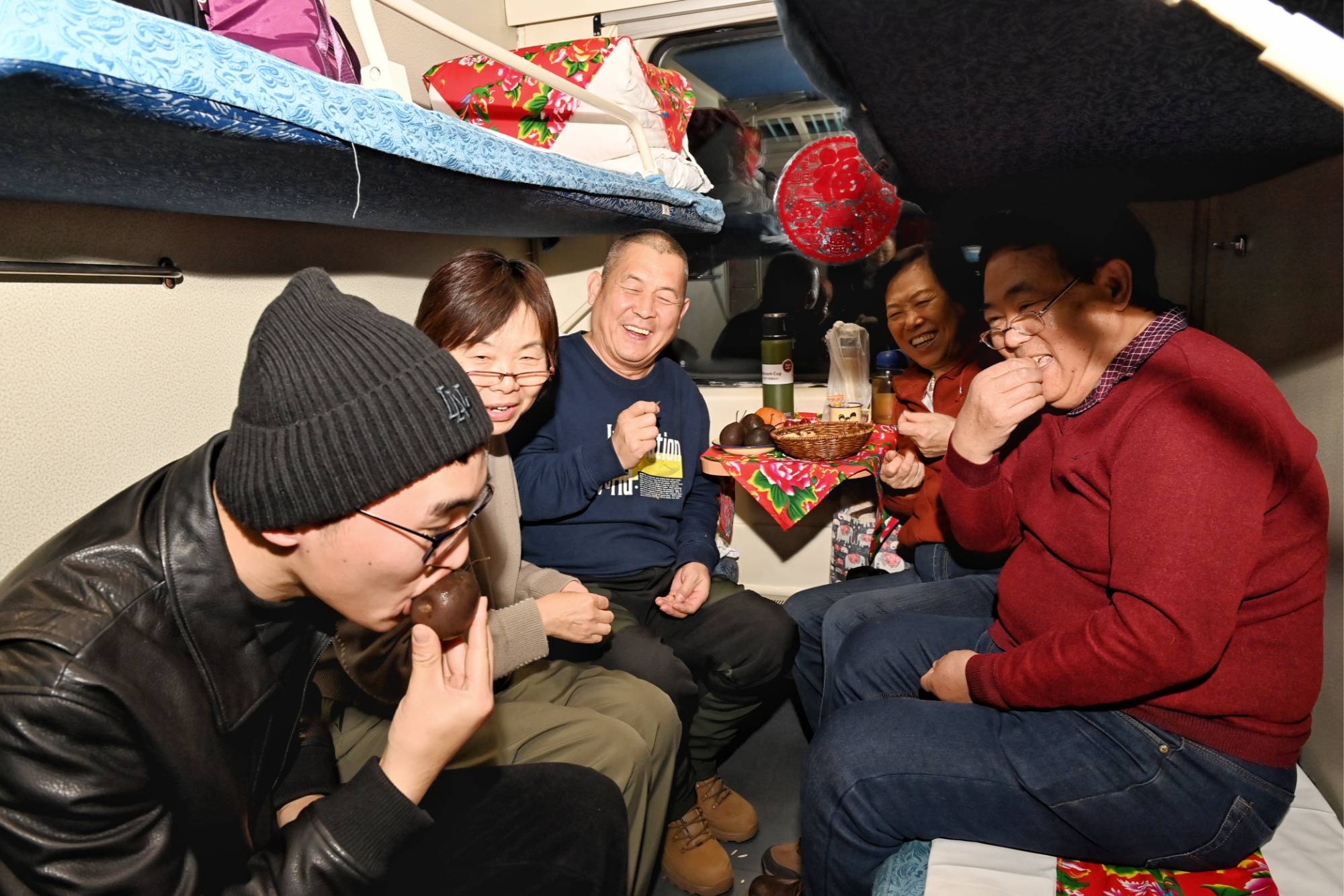 车厢(央广网发原勇摄)首列东北民俗文化主题列车启程(央广网发原勇摄)