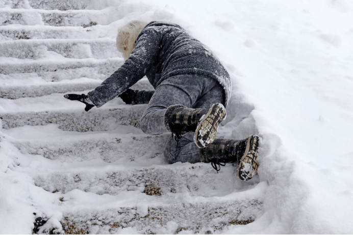 下雪摔倒图片和说说图片