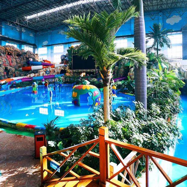 水雾氤氲掩映在绿树林荫之间有30多种不同功能的泡池在中华郡温泉度假