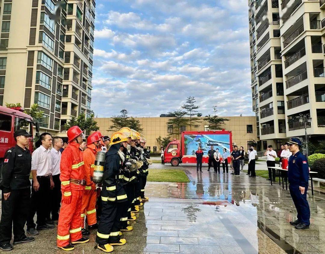 消防器材使用方法科普74消防隊員就滅火器,消防水帶,防毒面罩等進行