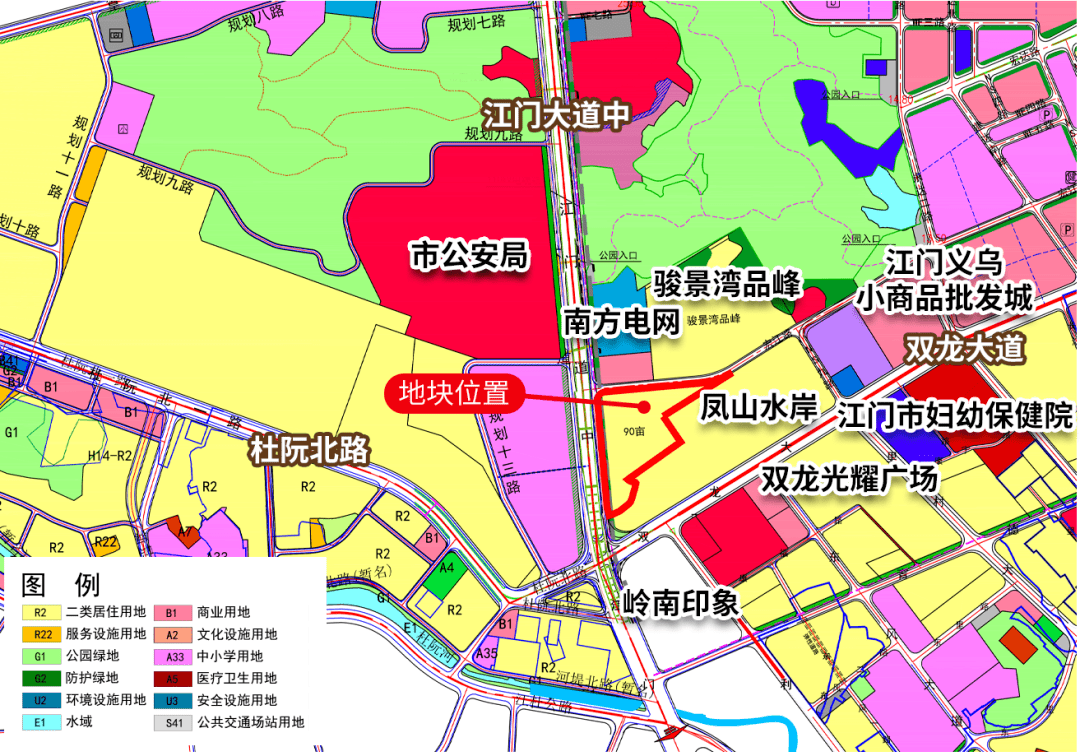 位於江門大道東側,周邊已建駿景灣品峰,鳳山水岸等住宅小區已建成使用