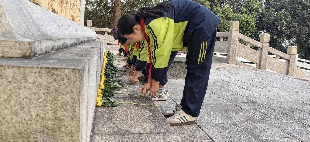 在那坡縣第二小學的紀念活動中,少先隊員們懷著沉重的心情,在革命烈士