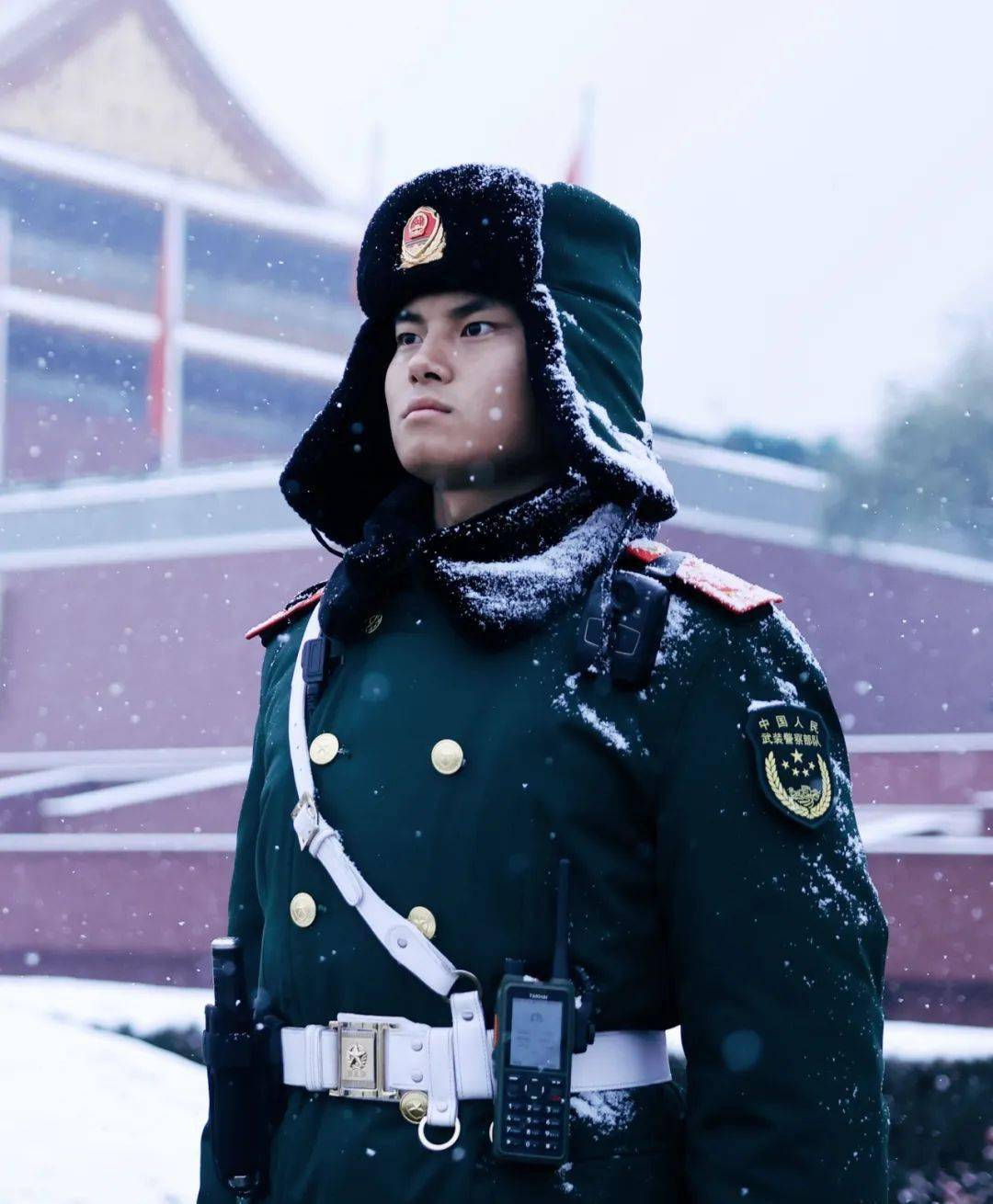 小姐姐雪中遇兵哥,这组图冲上热搜!_天安门_军人_风雪
