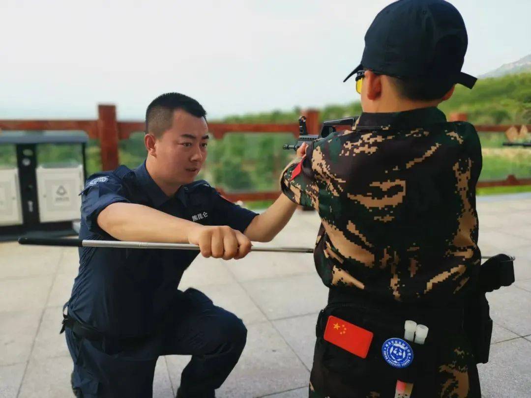 《国际安全官》| 少年警训冬令营:飞机实飞,实弹射击,境外安全特训