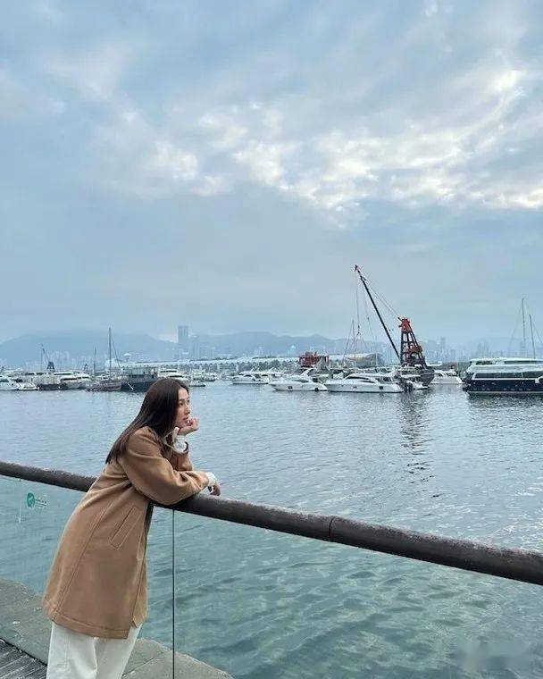 钟嘉欣海边倚栏杆拍照 疑撞到"污糟嘢"_互动_长廊_色长