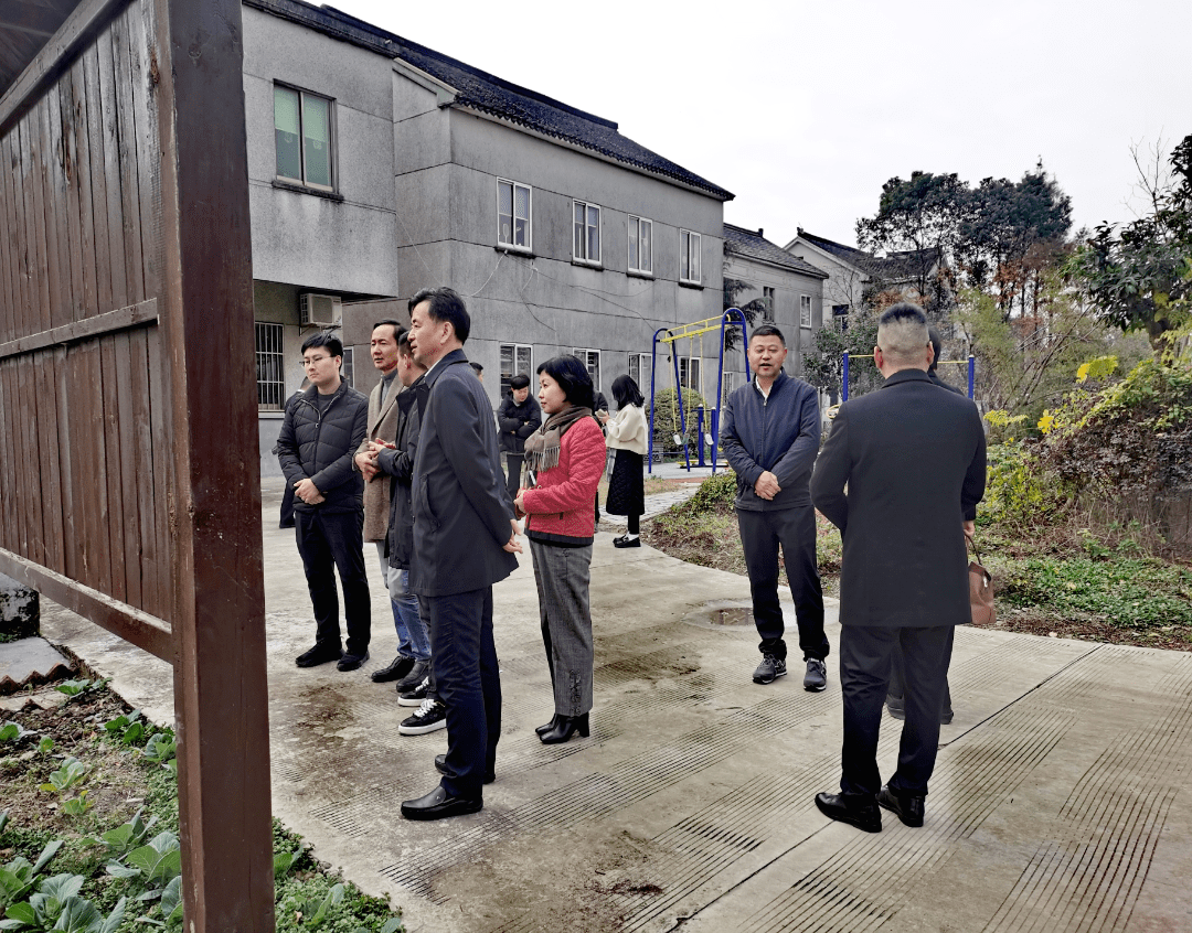 "在八坼街道双联村,代表们详细听取特色田园乡村建设情况,分析研究堵