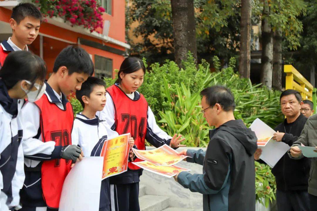 七年级组长秦性琼老师为获奖学生颁奖△合影留念点线面体勾勒大千世界