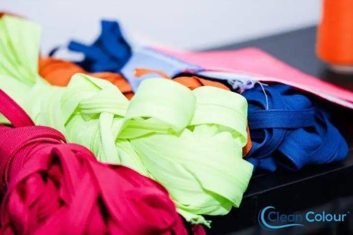 印染过程不用水且不会产生一滴废水,这完全颠覆了人们对印染工业高