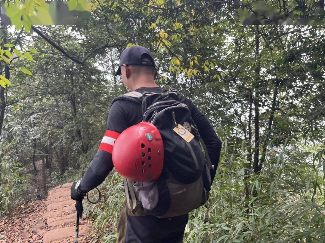 参加59元老年徒步团,我尸体有点不舒服_大哥_大巴车_大姐