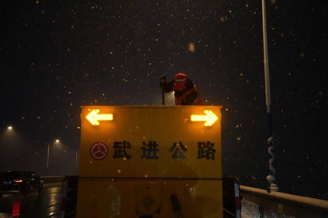 前黃鎮綜合行政執法局為了緩解道路積雪狀況前黃鎮綜合行政執法局幹部