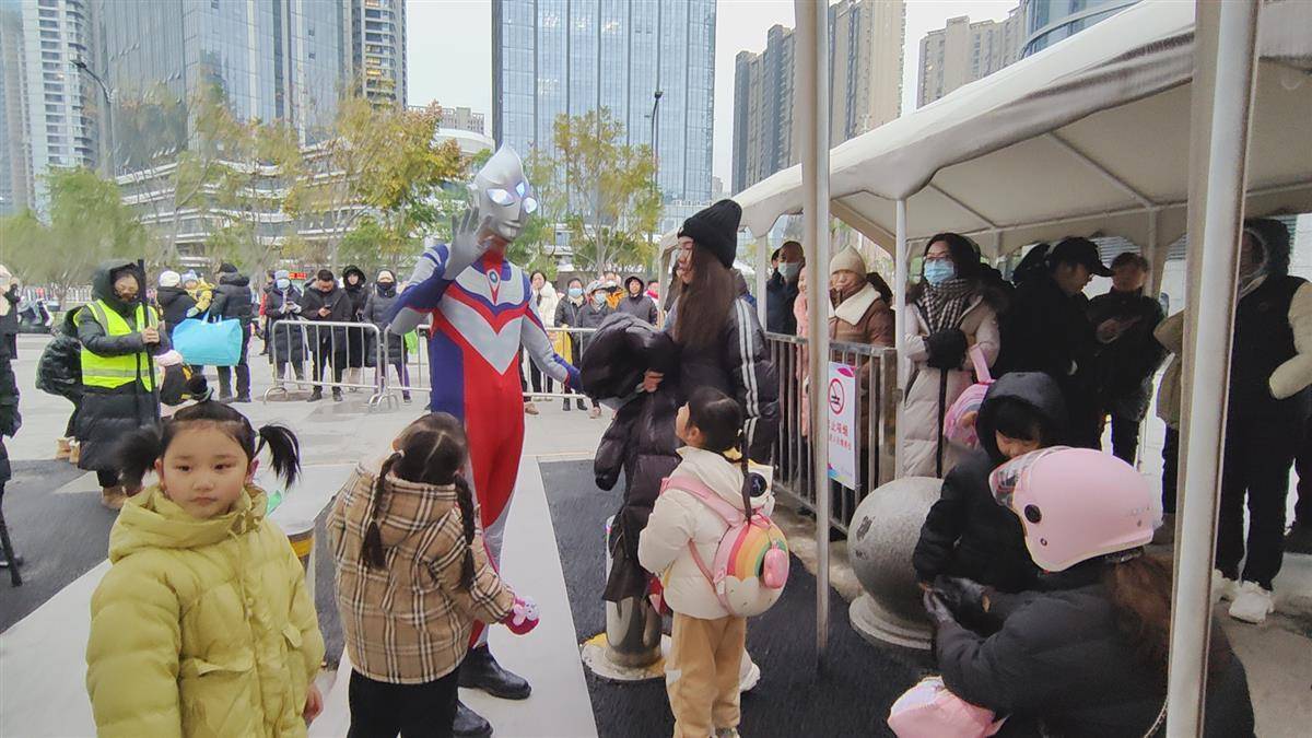 自家孩子眼里有了"一道光",就连其他小朋友都排着队,要和奥特曼击掌