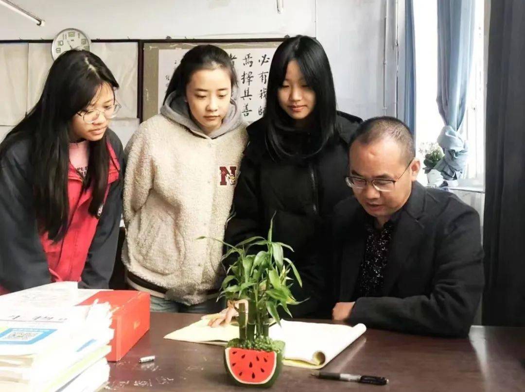 隆昌市优秀教师展播丨初心如磐育桃李,心守暖阳待花开——隆昌七中