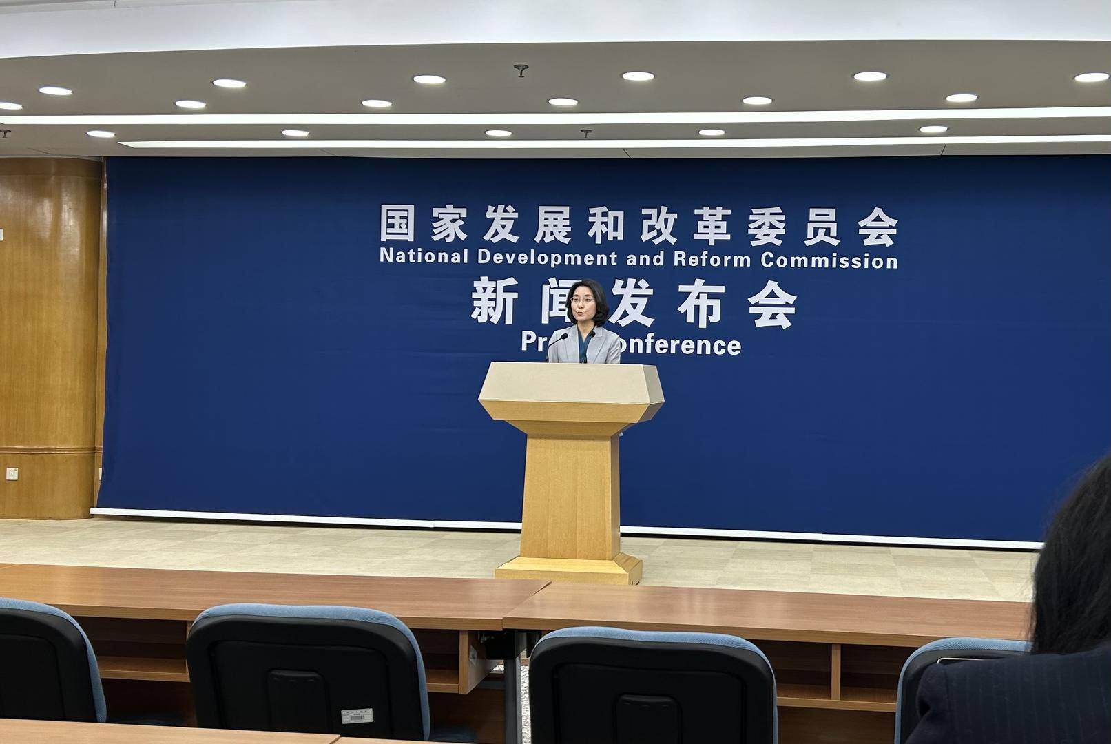 国家发改委:经济运行延续回升向好态势,餐饮业等接触型聚集型服务业增速较快_预期_项目_消费