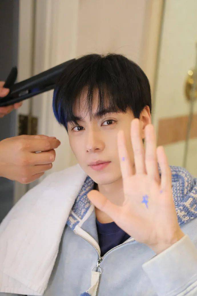 胡一天降档?侯明昊得罪郭敬明?林宥嘉想复出?姨太问答_龙龙_四爷_评论