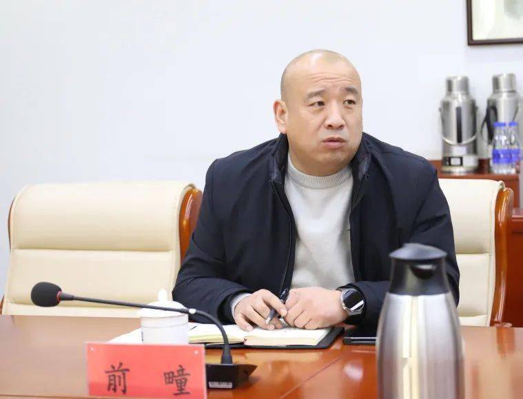 镇党委书记张旭辉主持座谈交流,他从四个方面介绍了我镇第二批主题