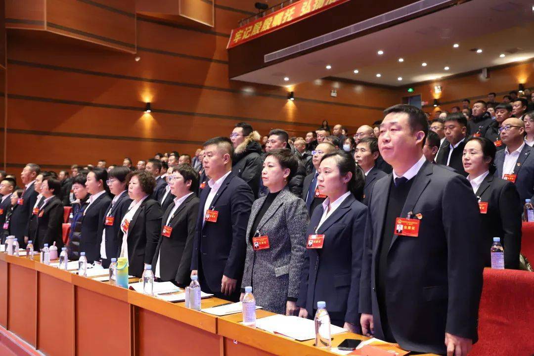 副县长,代县长赵永硕代表县政府向大会作工作报告.