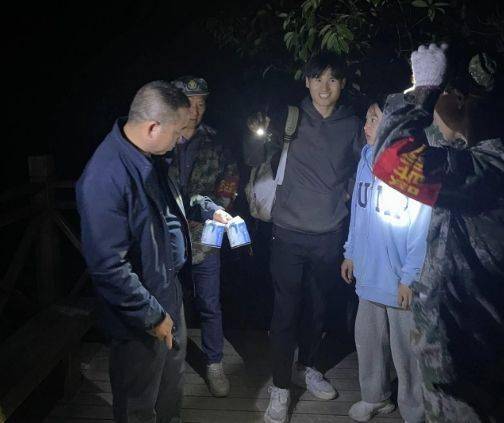 游客畅游有爱无碍！江西灵山景区暖心服务“三两”事儿