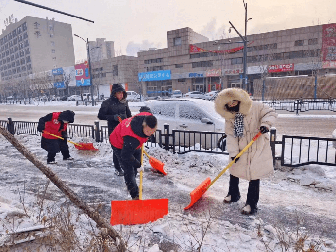 虎石臺街道:破冰除雪情誼暖,織密出行安全網虎石臺街道黨工委根據工作