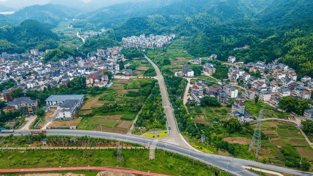 新安江街道梅坪村吳山村位於建德大慈巖鎮南部,村莊四面環山,峰巒疊翠