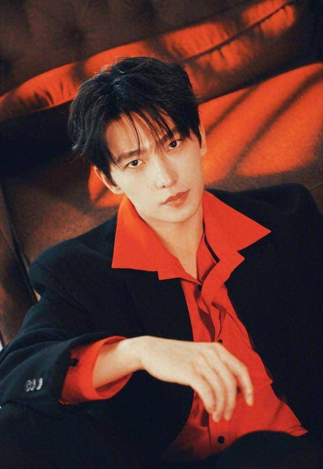 231218 杨洋衬衫新造型,红黑组合惊艳全场!_红色_魅力_色彩